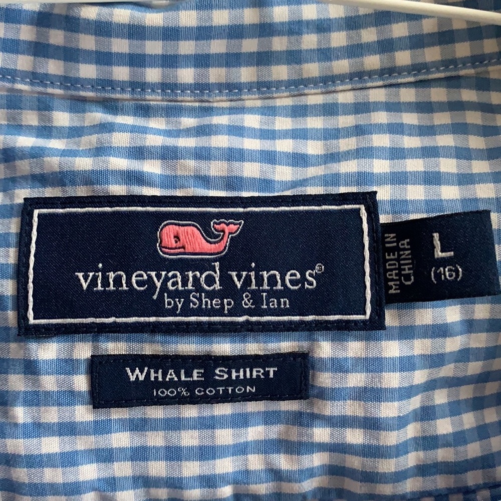 Boys Vineyard Vines buttoned down shirt - Picture 2 of 2